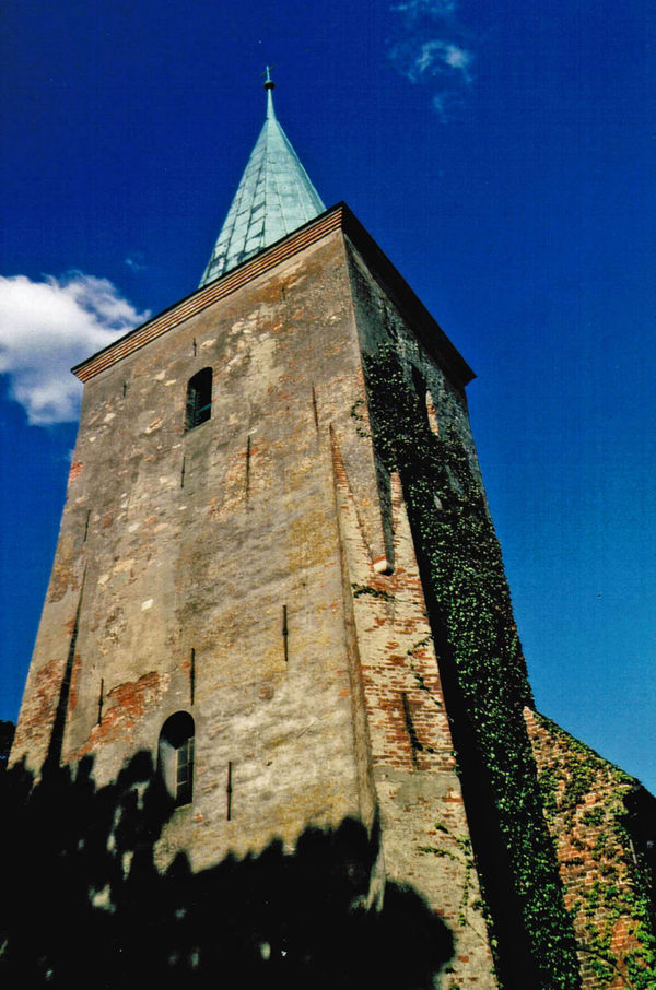 Im alten Dorfkern steht heute der 33,7 Meter hohe Kirchturm der Wilstedter Kirche.